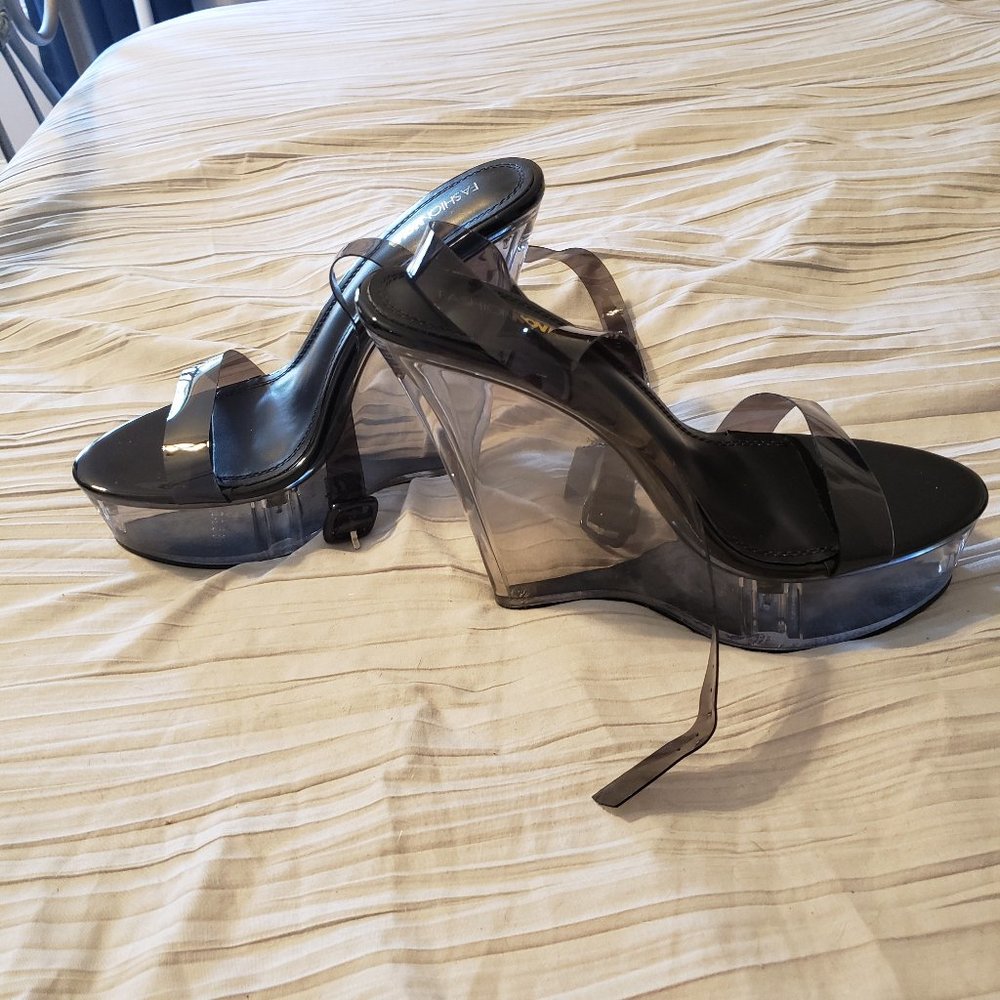 Womens platform shoe with clear heel
